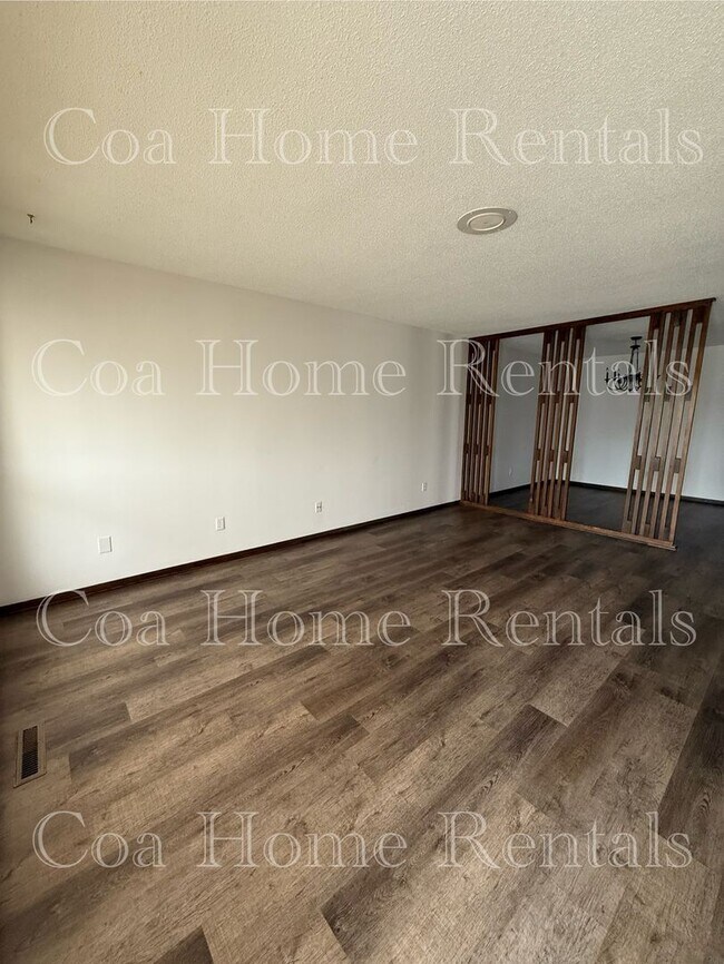 Building Photo - South East side Duplex