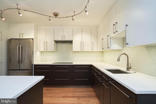 Building Photo - 1800 Old Meadow Rd