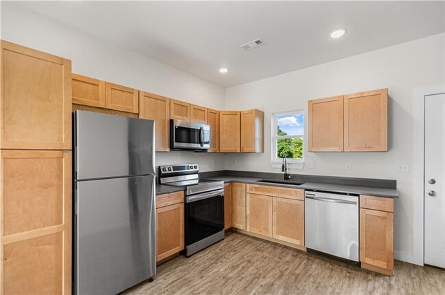 Building Photo - Brand New Townhomes 15 Minutes from Benton...