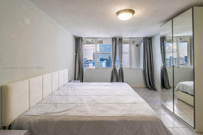 Building Photo - 3140 S Ocean Dr