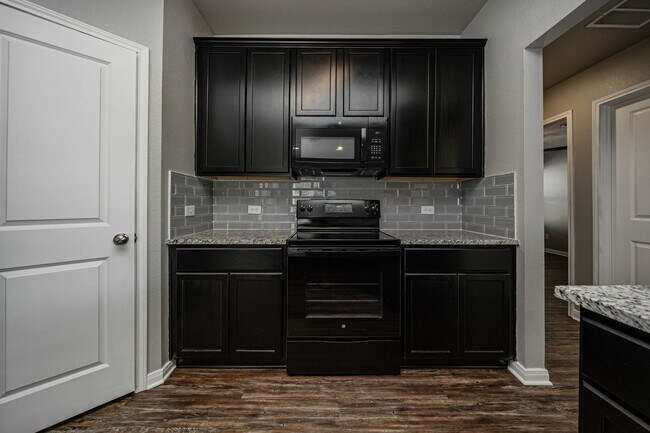 Building Photo - 525 Fallbrook Dr