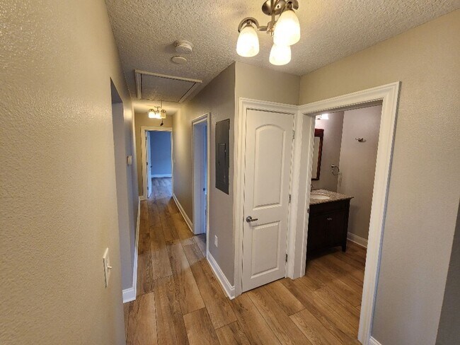 Building Photo - Lovely 3 Bedroom 1 Bath Home