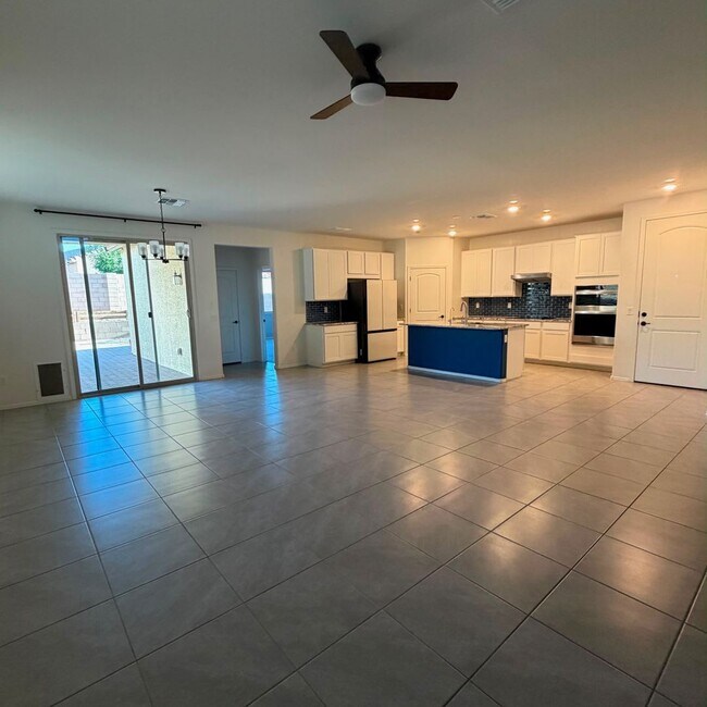 Building Photo - Pristine 3 bedroom 2 bath with den on Eastside!!!