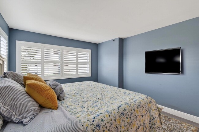 Building Photo - 372 Golfview Rd