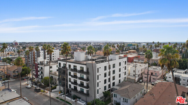 Building Photo - 927 Fedora St