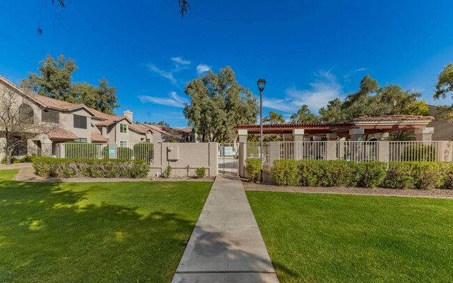 Building Photo - Townes at South Park