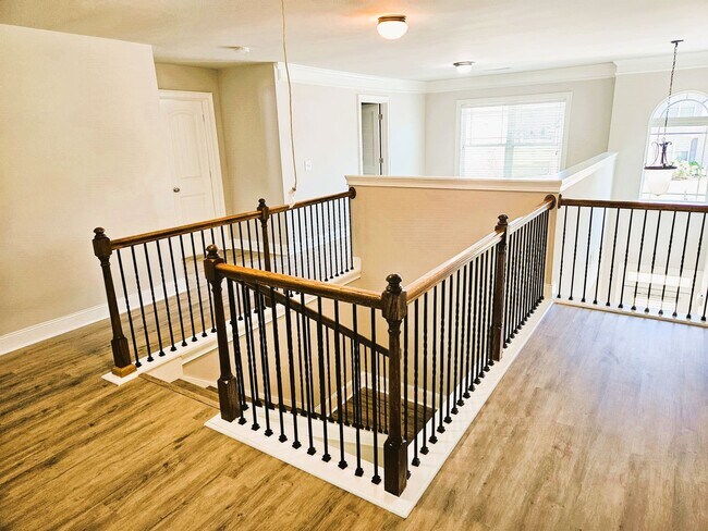Building Photo - 5 Bedroom / 4 Bath Single Family Home