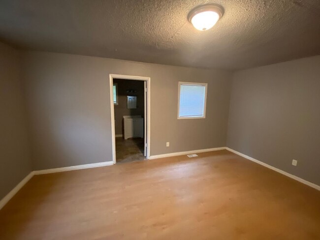 Building Photo - JANUARY MOVE IN SPECIAL!! FIRST MONTH FREE!