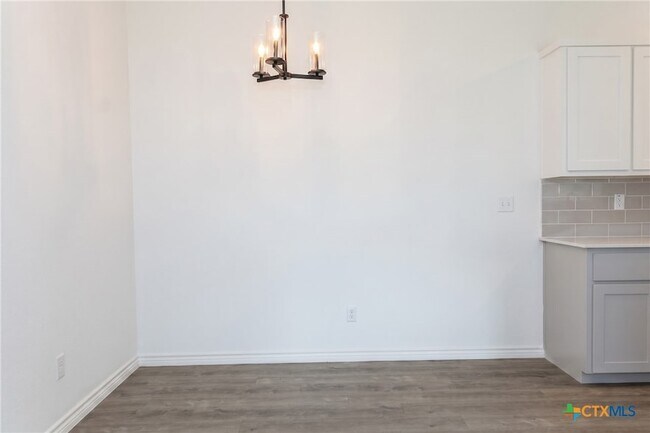 Building Photo - 921 Ashwood Dr