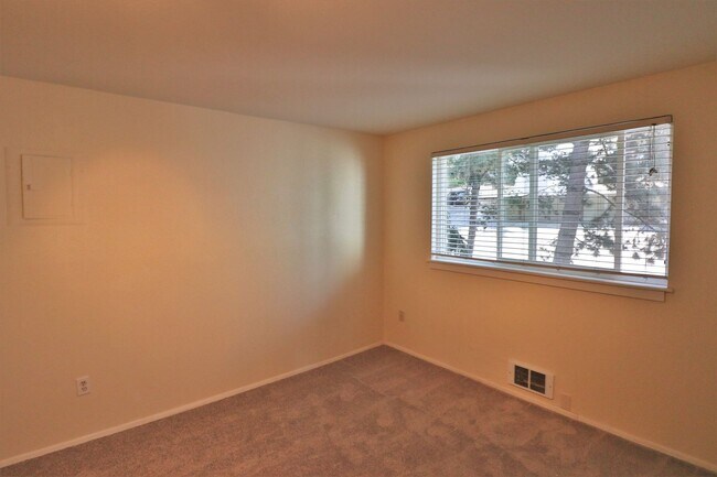 Building Photo - 2 Bedroom 1 Bathroom w/ Deck and Parking!