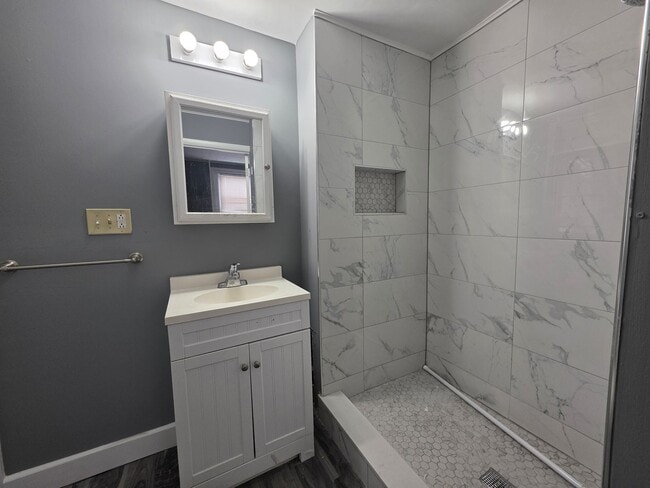 Building Photo - 816 W 11th St