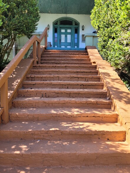 Building Photo - 713 Chestnut Ave