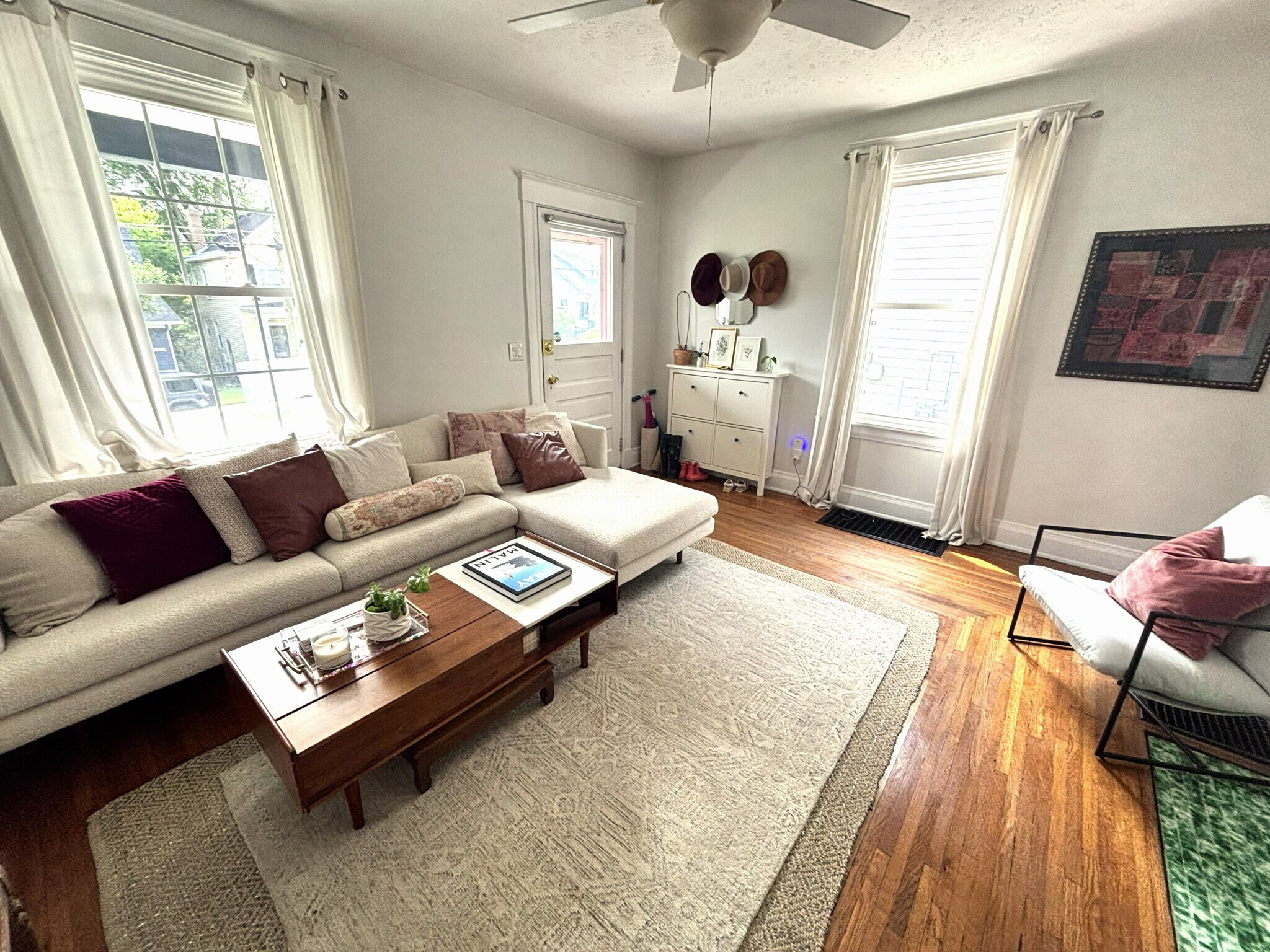 Living Room - 1301 Morten St