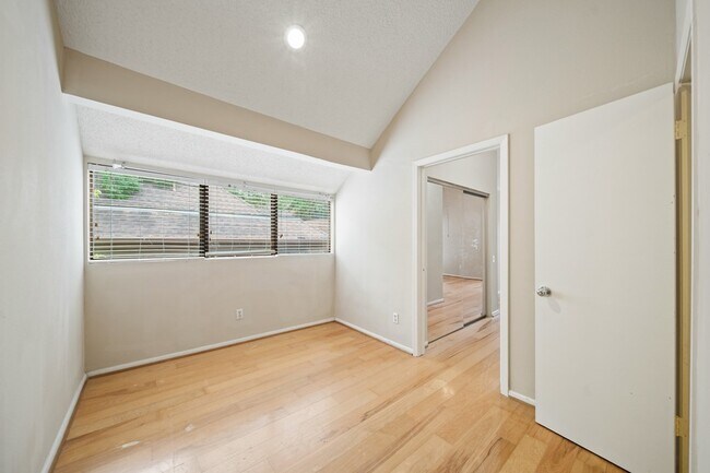 Building Photo - 130 Sugar Berry Cir