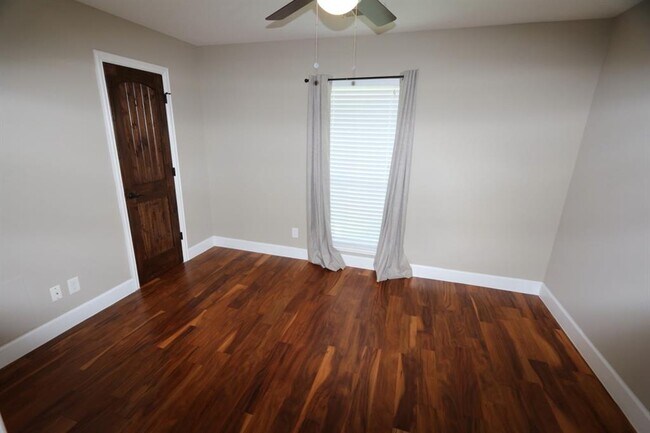 Building Photo - 2427 Droxford Dr