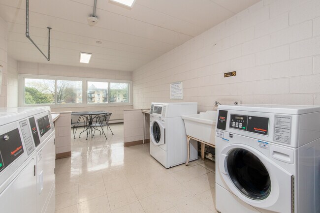 Building Photo - 2218 Falcon Dr
