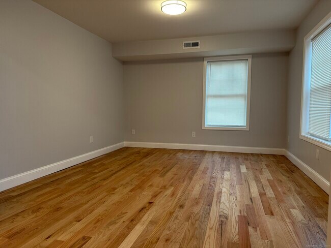 Building Photo - 755 Hart St