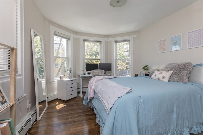 Building Photo - 420 E 6th St