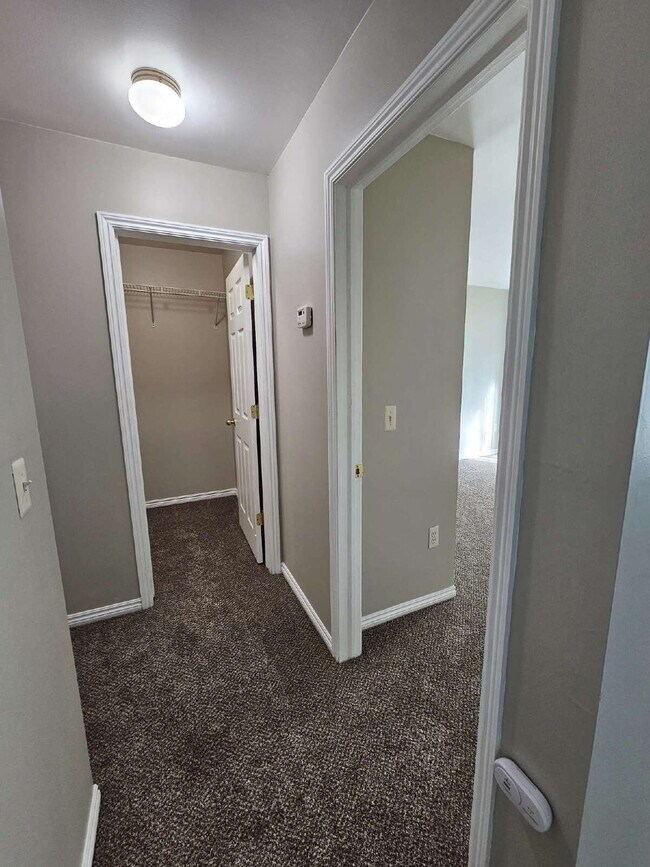 Building Photo - 1st Floor Condo w/ Large Living Room "New Carpet" "Freshly Painted" w/ Eat In Kitchen and All App...