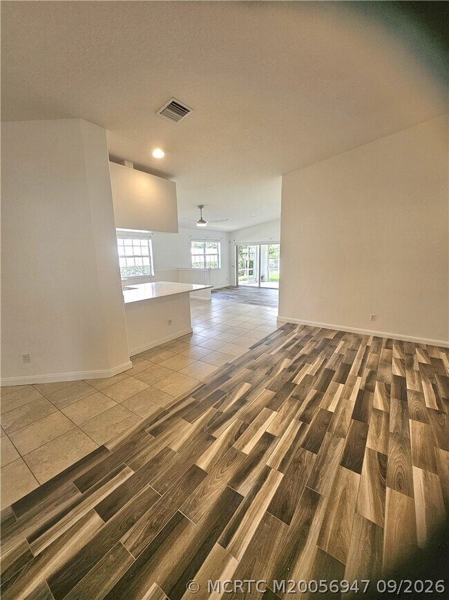 Building Photo - 11208 SW Pembroke Dr