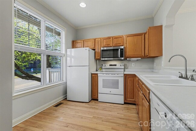 Building Photo - 841 W 4th St