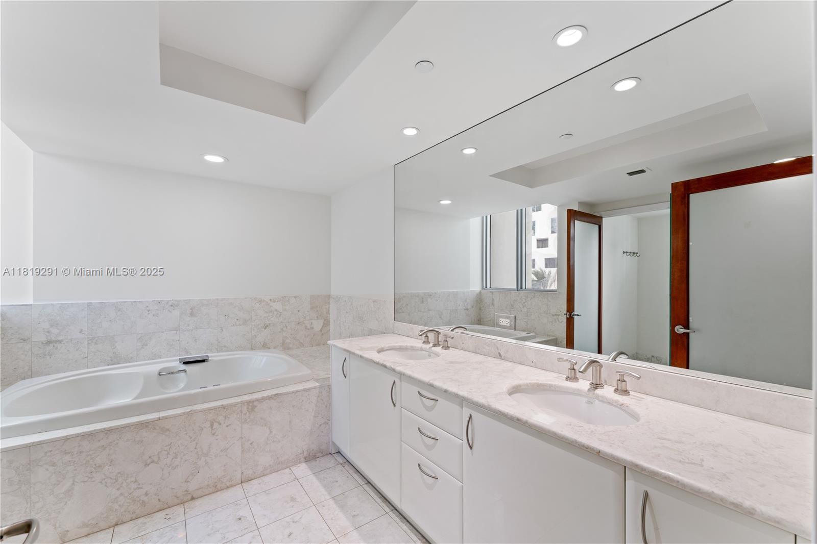 Building Photo - 1331 Brickell Bay Dr