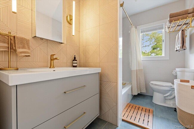 Building Photo - 13 Colonial Ln