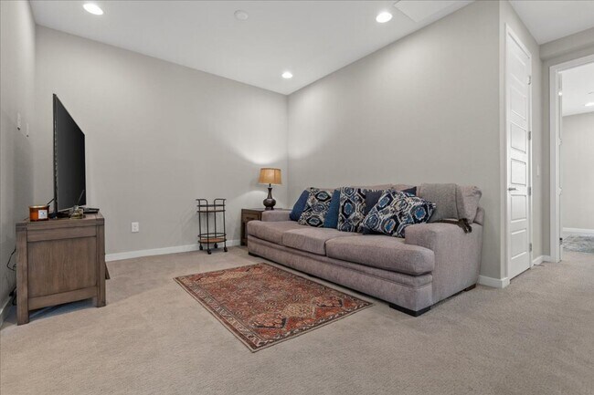 Building Photo - Luxurious, Modern, Completely Renovated 3 ...