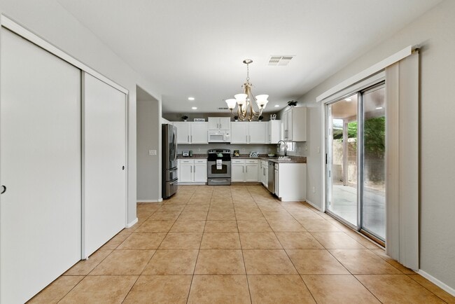 Building Photo - 11546 W Schleifer Dr