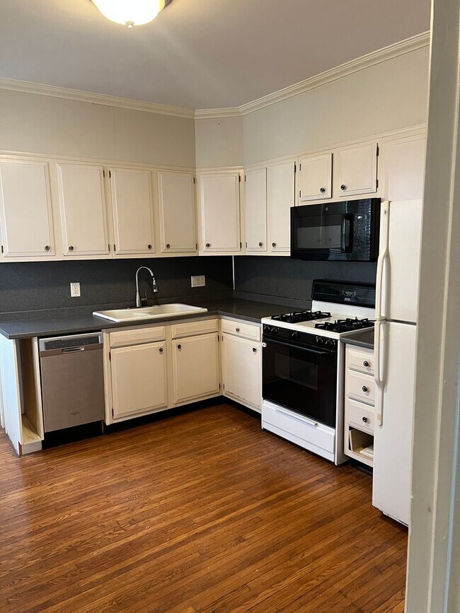 Building Photo - 506 W Chestnut St