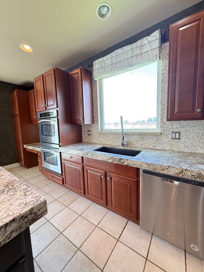 Building Photo - Your Colorado Oasis Awaits! 4 Bed, 3.5 Bath Home with Modern Amenities next to open space