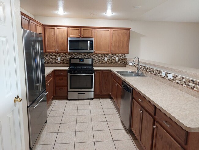 Building Photo - Beautiful 3 Bedroom Home in Legends West