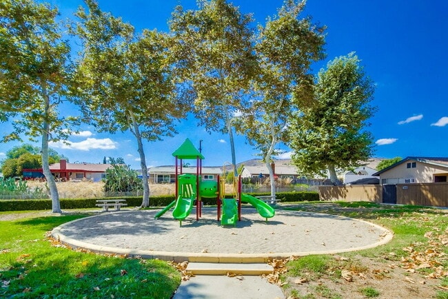 Building Photo - Charming 2BR Home with Attached Garage, Private Patio and a Friendly Community!