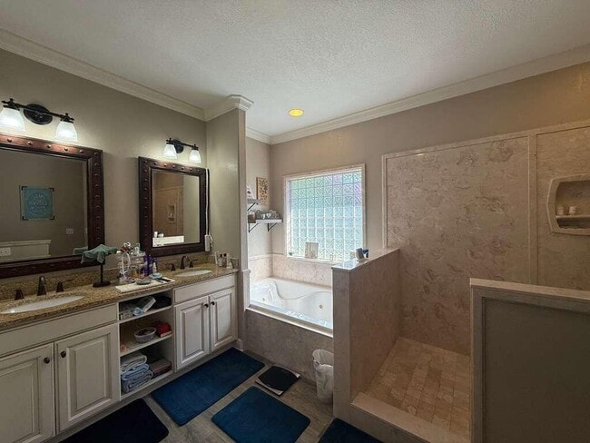 Building Photo - 703 Nutmeg Ave