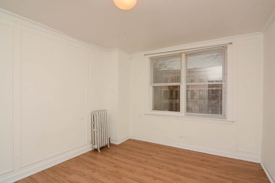 Building Photo - 4060 N Kenmore Ave