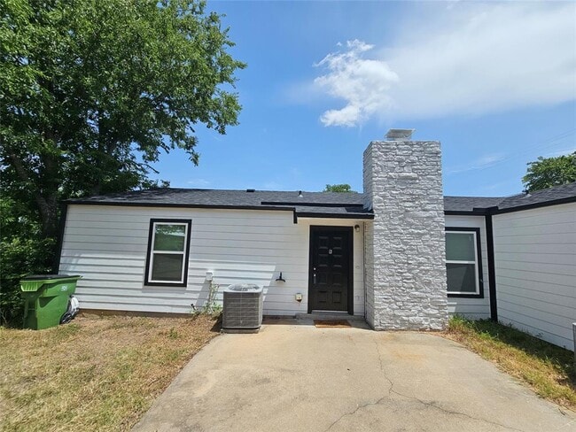 Primary Photo - 1008 Cushing Dr