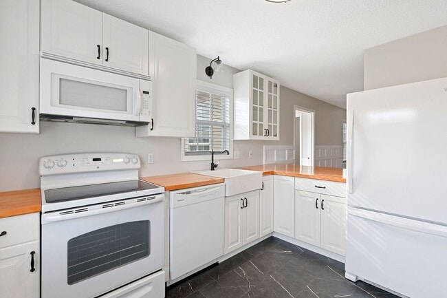 Building Photo - Beautiful 3 BR, 3BA Home-District 1 Schools, Walking Distance to Downtown Inman