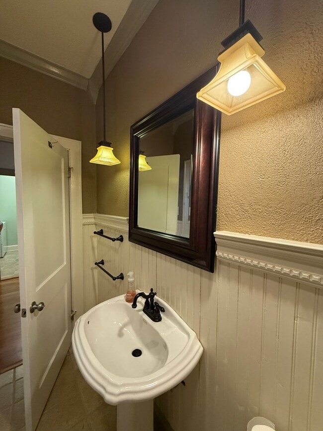 Building Photo - Charming Historic Highland Rental – 3BR, 2...