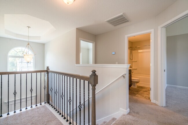 Building Photo - 647 Red Oak Ln