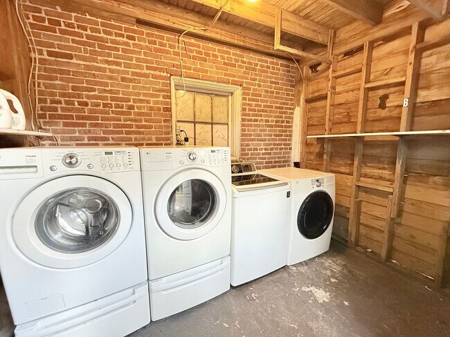 Building Photo - 1-Bedroom Duplex