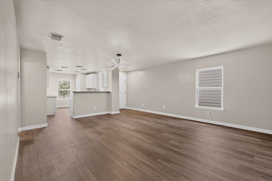 Building Photo - 15018 Silver Tree Cove