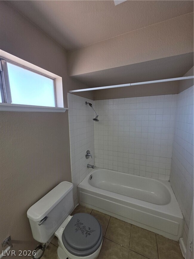 Building Photo - 1745 Mt Hood St