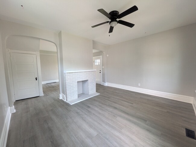 Building Photo - 473 E Markison Ave