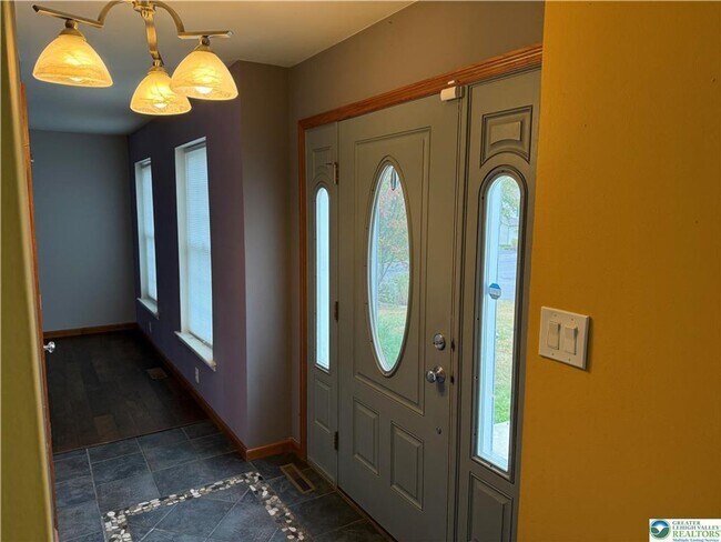 Building Photo - 4 bedroom 2.5 bathroom