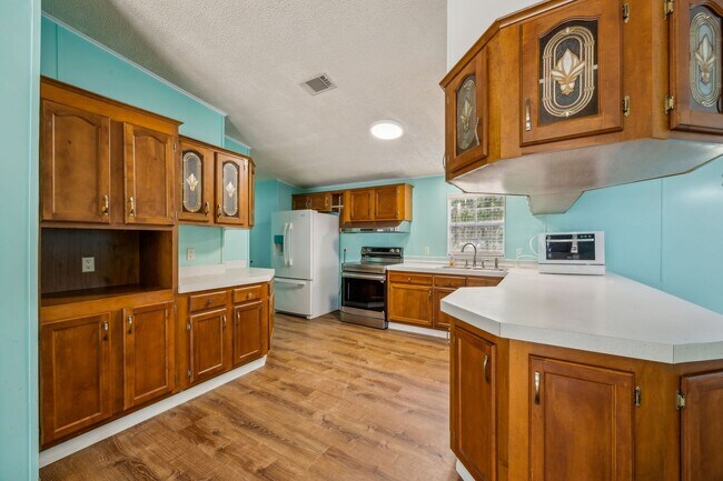 Building Photo - Spacious 3/2 Home on Nearly an Acre in Fer...