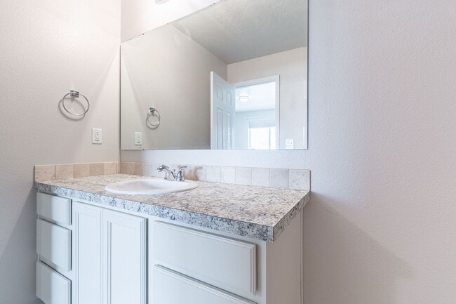 Building Photo - 3 bed 2 bath home