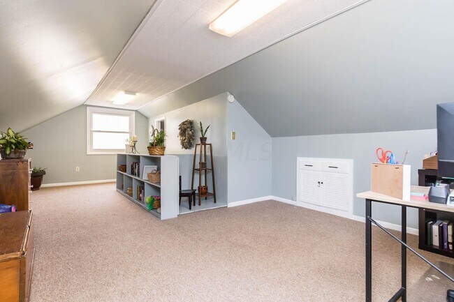 Upstairs - 175 Rosslyn Ave