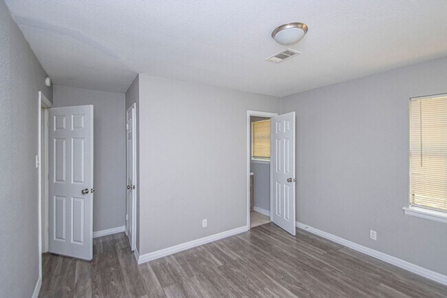 Building Photo - Charming 3-Bedroom Home with Large Fenced Backyard in Little Rock!