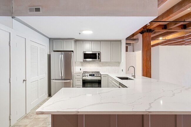 Building Photo - 33 Sleeper St