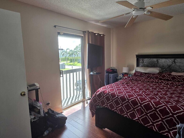 Building Photo - 5204 Bayside Dr